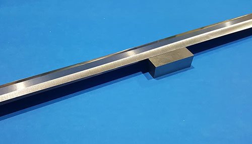 Blades for horizontal packaging machines and flow packs